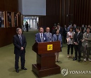 구의회 개편안 통과 후 기자들에게 발언하는 홍콩 정무부총리