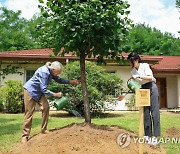 기념식수한 산사나무에 물 주는 김건희 여사와 제인 구달 박사