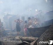 화재로 주택 허물어지는 필리핀 무허가 정착촌