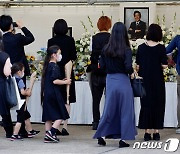 아베 전 총리 1주기 맞아 헌화하는 도쿄 시민들