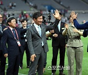 [포토] 정몽규 축구협회장과 하이파이브 하는 벨 감독