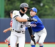 [포토] 강태완 '런다운에 걸려 아웃'