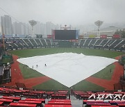 배수-정비 작업 시작! 그런데 굵어진 빗줄기…8일 엘롯라시코도 연기?[부산 현장]