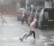 제주, 오전까지 강한 '장맛비'…"해상 높은 물결 유의'