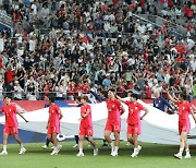 관중 향해 인사하는 여자 축구 국가대표 선수들