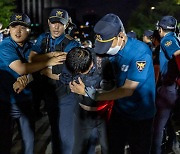 경찰 '노숙집회 강제해산'…비정규직 단체 "폭력으로 집회 자유 박탈"