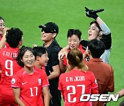 사이먼 도미닉-그레이, '여자축구 대표팀을 응원하며' [사진]