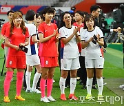 [ST포토] 여자축구 평가전 찾은 '골때녀'