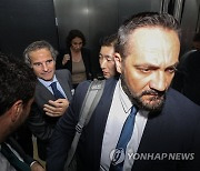 이동하는 그로시 사무총장