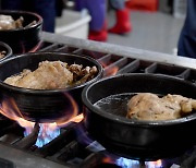 초복 앞두고 껑충 뛴 '삼계탕' 값...공급 감소 영향