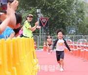 [포토]박수 받으며 골인지점으로!