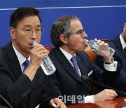 [포토]'한국 생수 마시는 IAEA 사무총장'