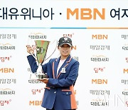 [Ms포토] 황유민 '생애 첫 우승컵 들어 올린 돌격대장'