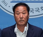 기자회견문 낭독하는 정동균 전 양평군수