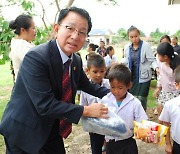 “라오스에서 염소로 새마을 운동합니다”