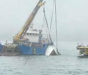 통영 앞바다 침몰 어선 인양‥해경, 선장 '음주 운항' 조사