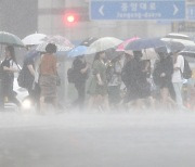 서울 동남·동북권에 호우주의보…우산으로 못 막아