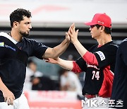 김종국 감독 ‘산체스, KBO 데뷔승을 축하해’ [MK포토]