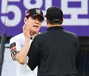 [MD포토] 산체스 견제 동작에 대해 어필하는 KT 이강철 감독