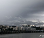 구름 짙게 드리운 서울 도심