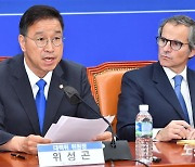 위성곤 위원장 발언 경청하는 그로시 IAEA 사무총장