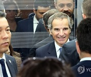 국회 본청 들어서는 라파엘 그로시 국제원자력기구 사무총장