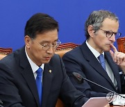 위성곤 위원장 발언 듣는 그로시 IAEA 사무총장