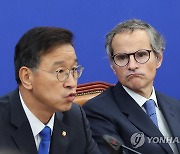 위성곤 위원장 발언 듣는 그로시 IAEA 사무총장