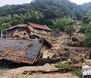 [포토] 대형 폭우·산사태에 붕괴된 日 주택