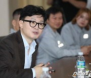 외국인 근로자들과 간담회하는 한동훈 장관