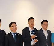 韓 의원들, 日 총리 관저 앞 ‘후쿠시마 방류 반대’ 깃발