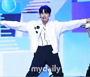 [MD포토] 제로베이스원 성한빈 '멋진 데뷔 무대'