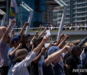 파업 시위 중 구호 외치는 ILWU 항만 노동자들