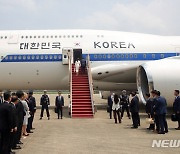 공군 1호기 탑승하는 윤석열 대통령-김건희 여사