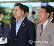 출국 전 취재진 질의에 답변하는 김기현