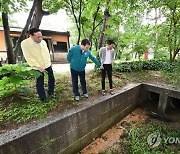 서울 의릉에서 수로 점검하는 최응천 문화재청장