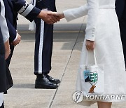 김건희 여사, 환경 보호 메시지 담긴 에코백 들고 출국