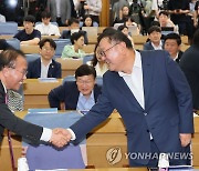 악수하는 윤재옥·김태년