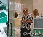 화장품 가게 둘러보는 외국인 관광객들