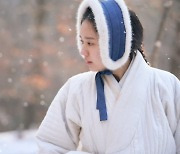 안은진, 눈발 날리는 산속서 남궁민 기다리나…청초+러블리('연인')