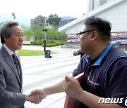 정기석 신임 건보공단 이사장 첫 출근길서 노조위원장과 악수