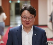 국무회의 참석하는 박성근 실장