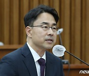 청문회 질의에 답변하는 권영준 대법관 후보자