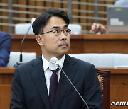 시계 바라보는 권영준 대법관 후보자