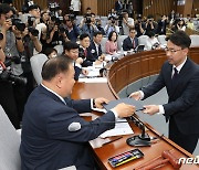 이상민 위원장에게 선서문 전달하는 권영준 대법관 후보자