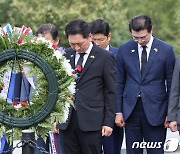 미국 워싱턴DC 한국전 참전비 참배하는 김기현 대표