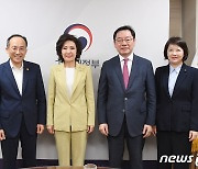 추경호 부총리, 대학교육 간담회 기념촬영