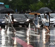 비 쏟아질까 서두르는 퇴근길