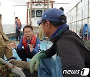 외국인근로자 격려하는 이정식 고용부 장관