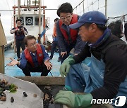 외국인근로자 어업장 방문한 이정식 고용노동부 장관